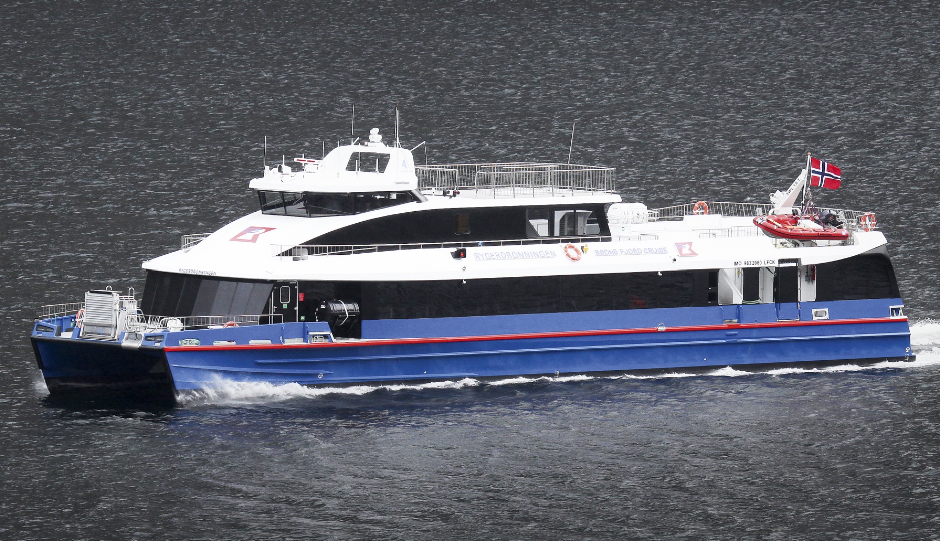 Fullelektrisk båt i Lysefjorden