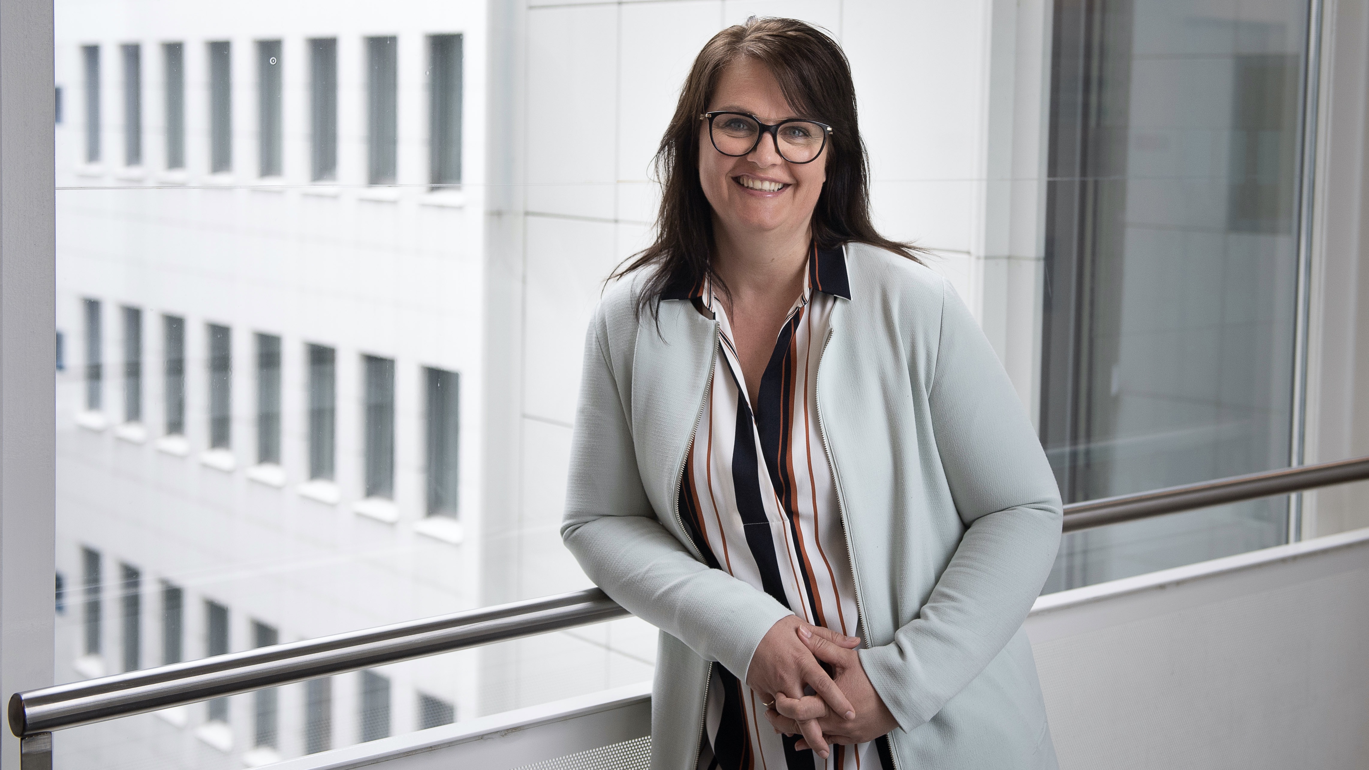 Regjeringen:  Vil gi folkevalgte mer makt