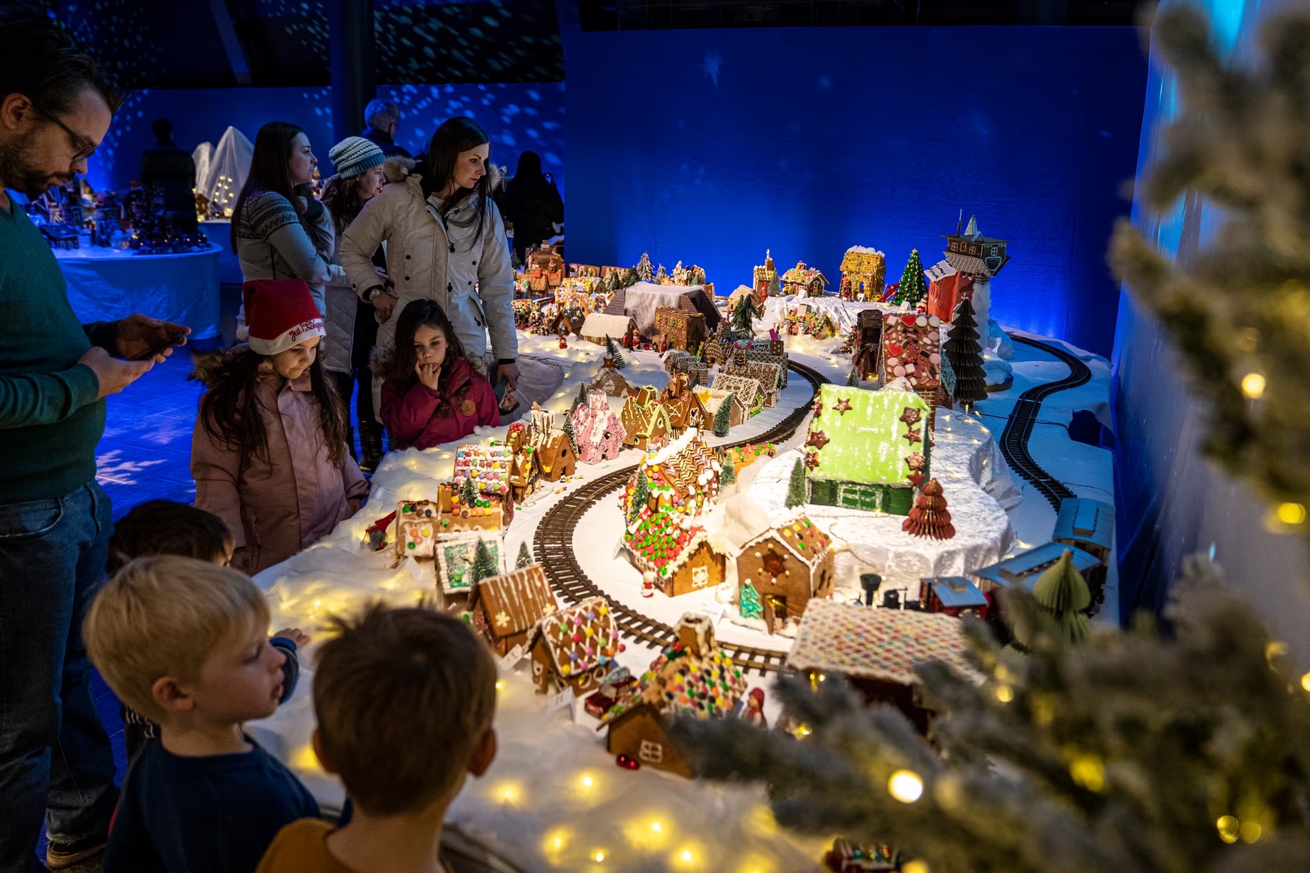 Pepperkakebyen trenger at næringslivet baker