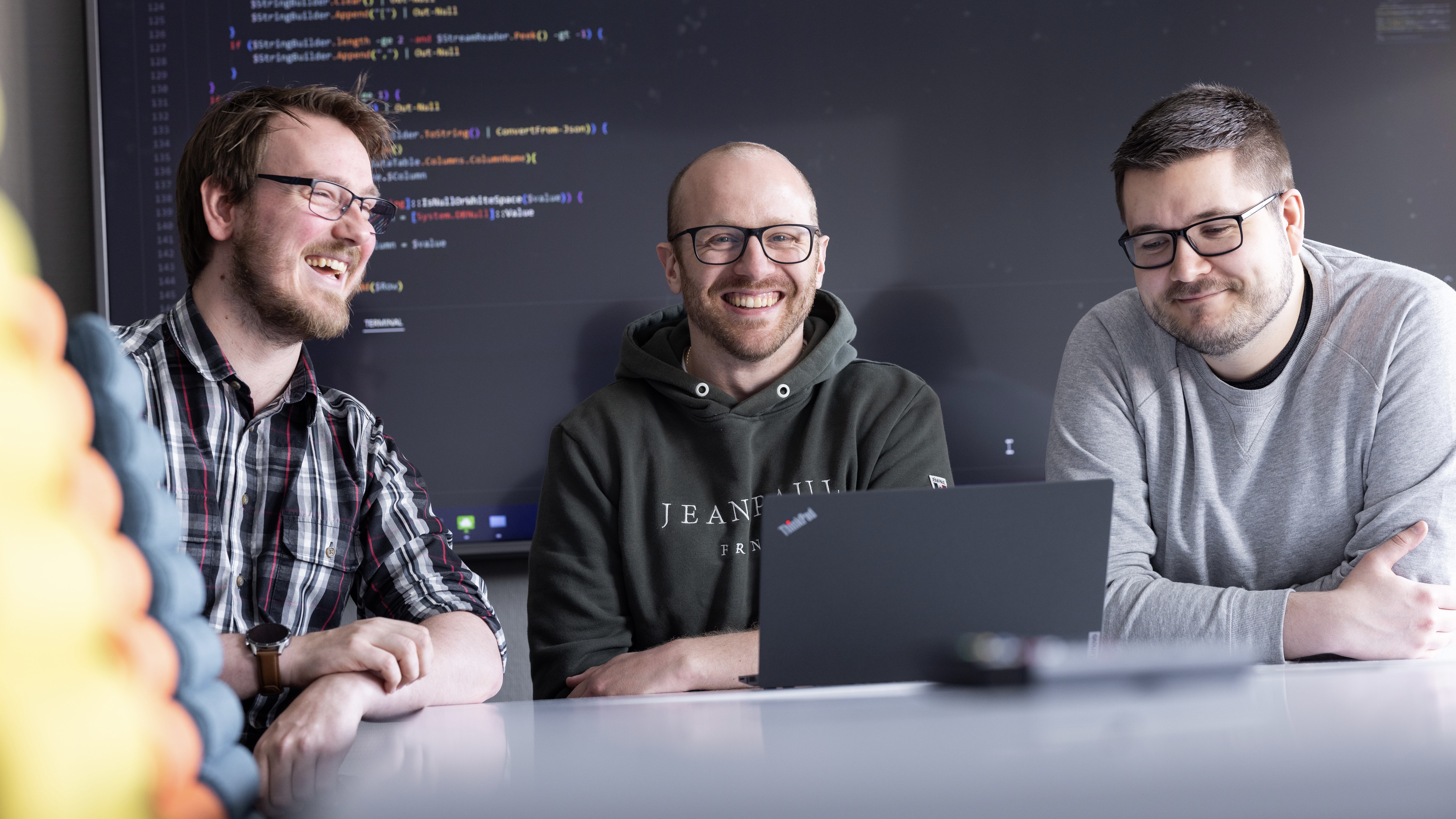 IT-selskap ansatte en hel kompisgjeng