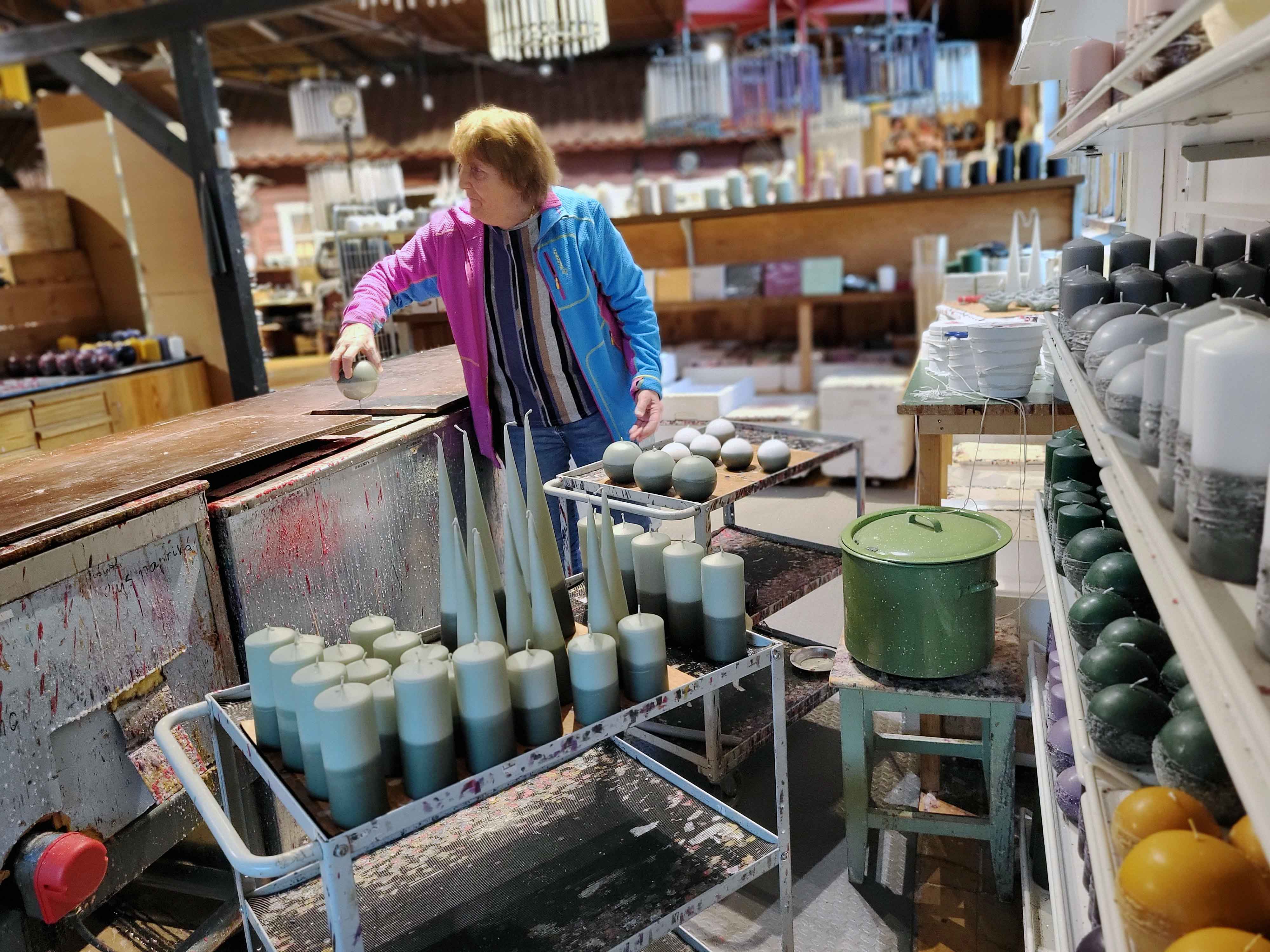 Dekorerer lys for hånd